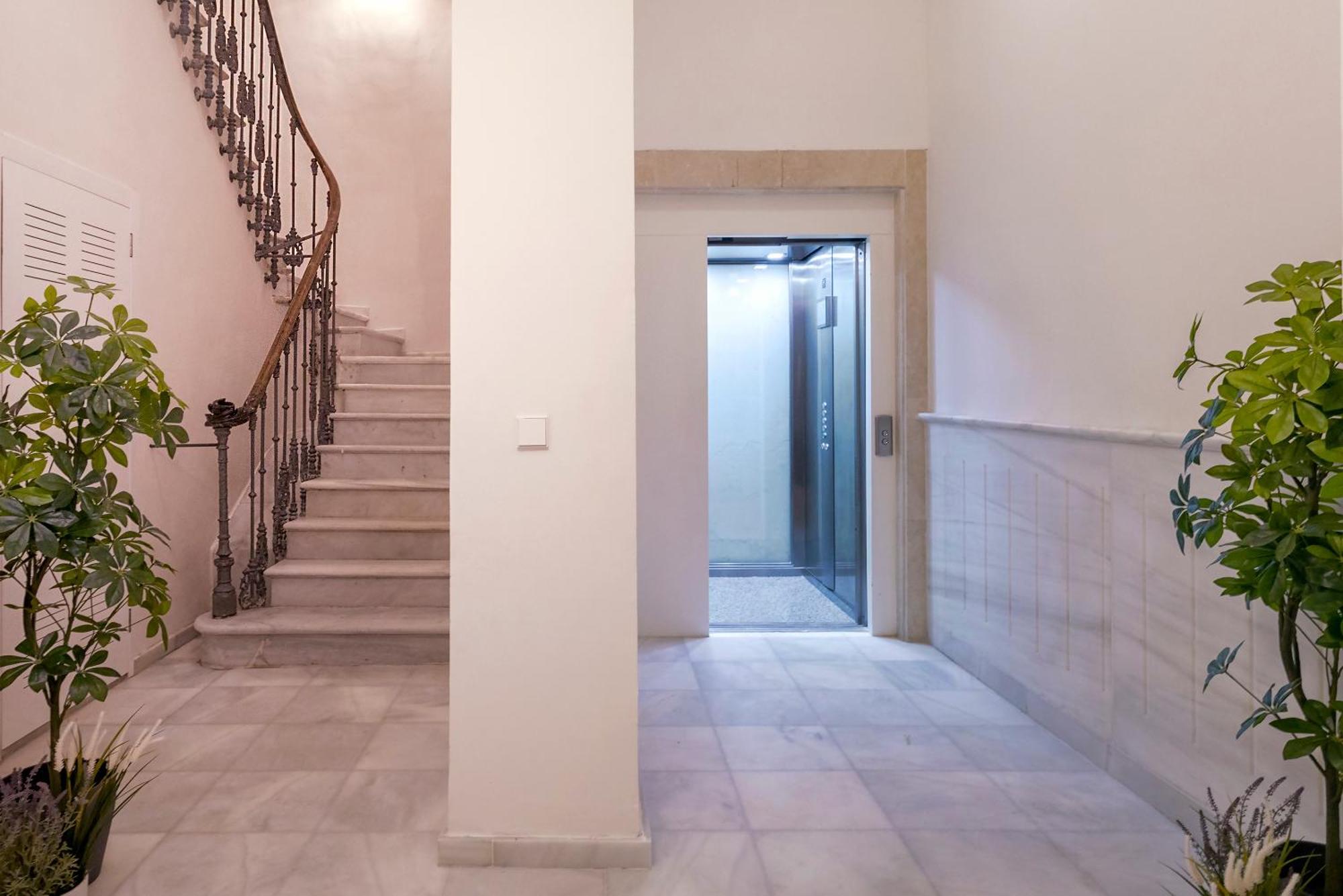 Apartamentos Thyssen Cisneros By Rent Me マラガ エクステリア 写真